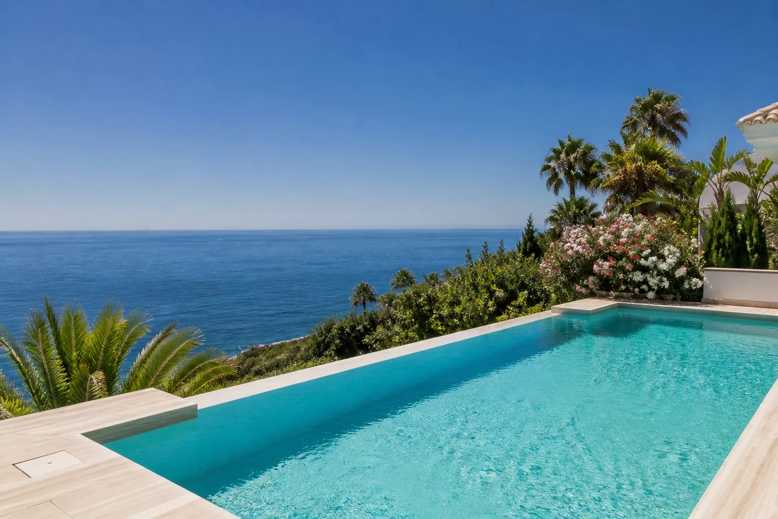 Piscina con vistas al Mediterráneo en la Costa del Sol